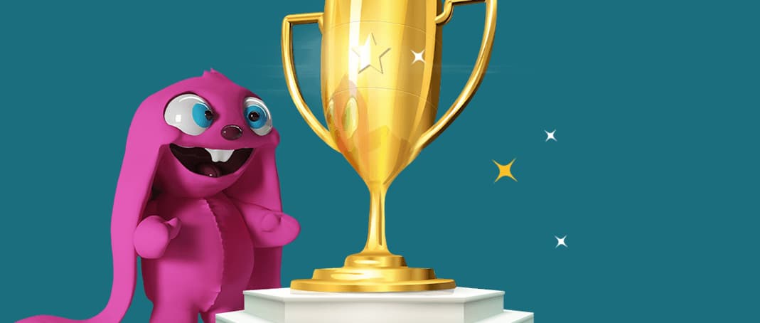 Lilla monster, der holder en stor pokal